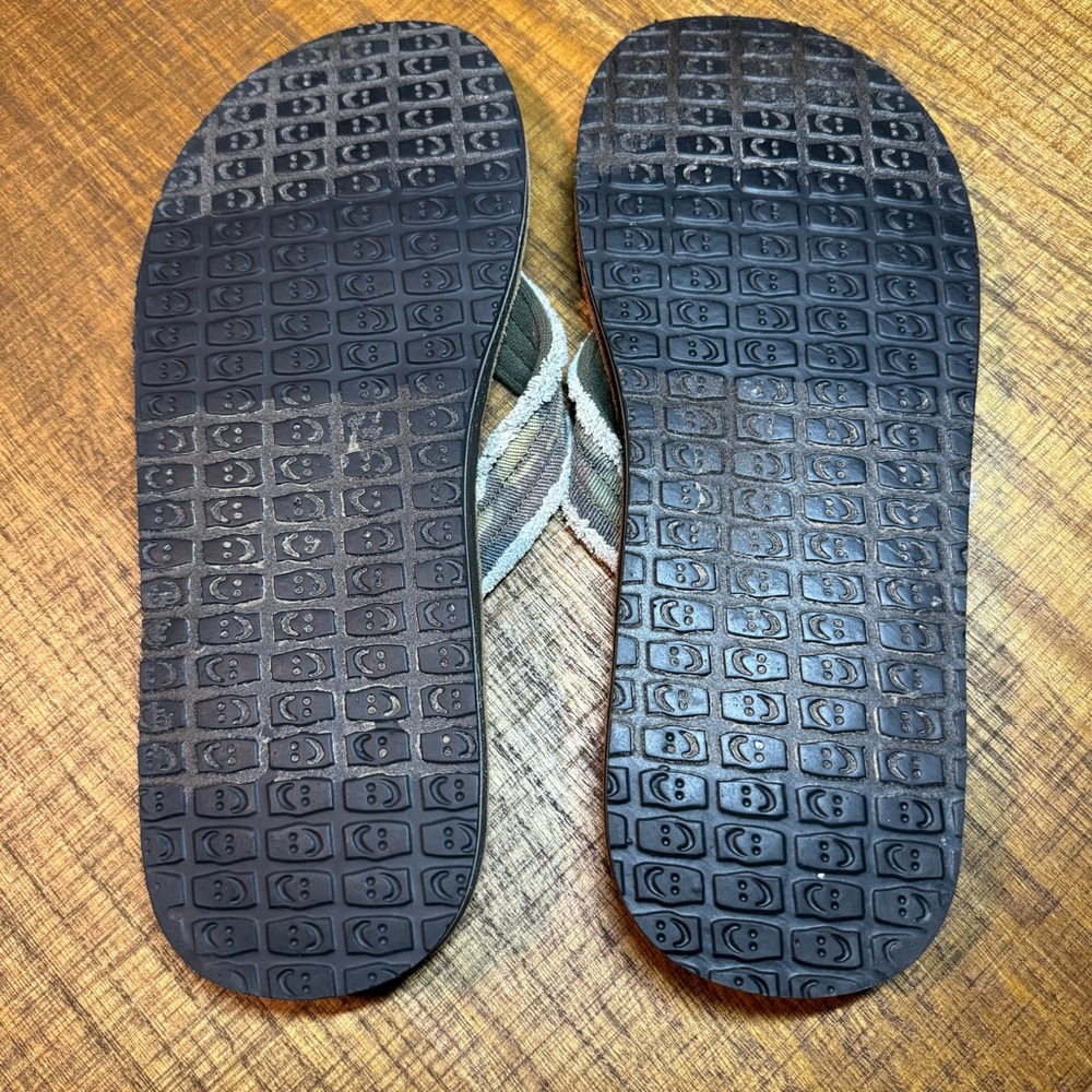 EUC - Sanuk Men’s Flip Flops Size 13 Distressed camouflage print - Picture 4 of 9